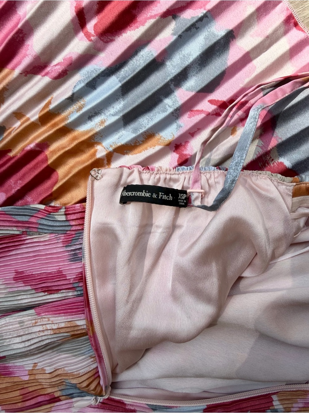 The A&F Giselle Pleat Release Midi Dress in Pink Pattern - Picture 6 of 9